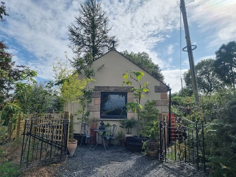 Hidden retreat, romantic, (Hazel Tree Cottage)