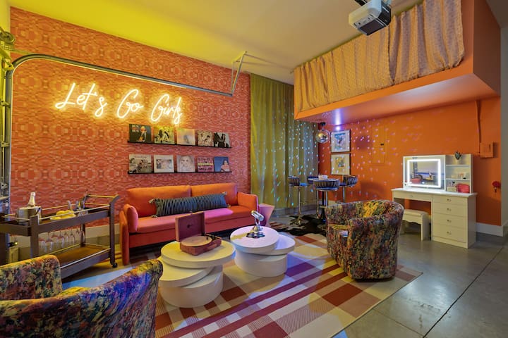 Girls Getaway | Rooftop + HotTub | Karaoke | 2King