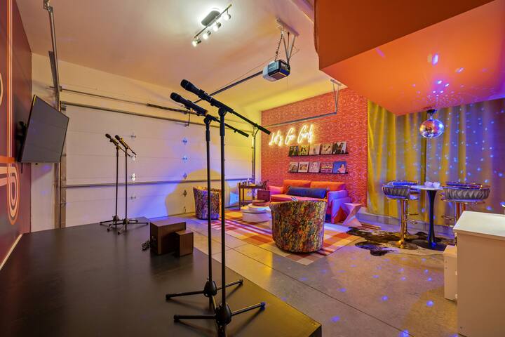 Girls Getaway | Rooftop + HotTub | Karaoke | 2King gallery image 3