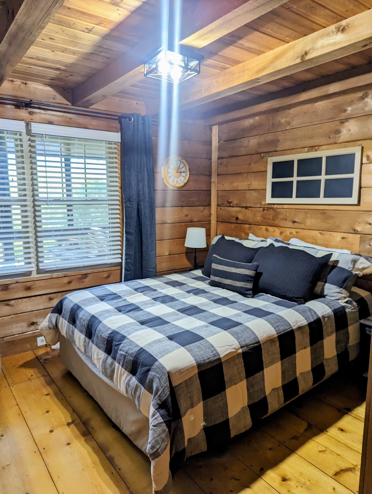 Chumba cha kulala cha wageni, kimoja kina mwonekano mzuri wa mlima!  Kabati kamili na nafasi ya kuhifadhi vitu. Kitanda cha Malkia.