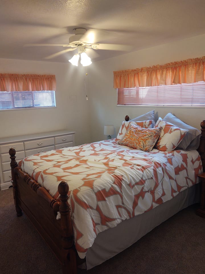 Lit queen size dans la chambre principale