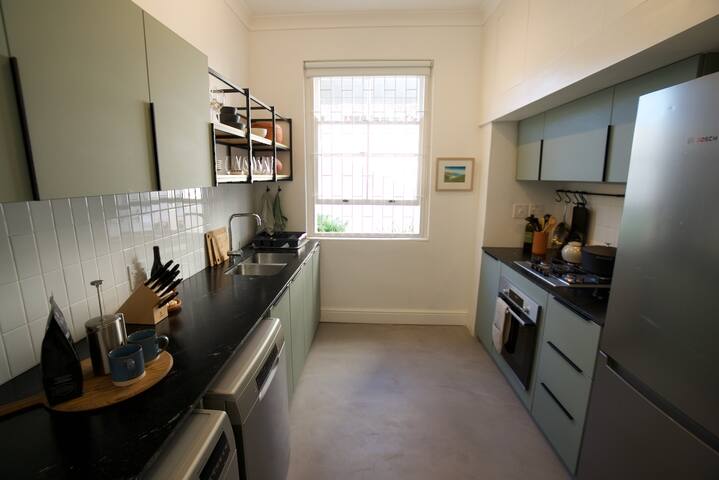 Spacious Flat Near Kloof St gallery image 5