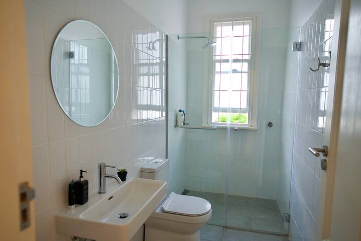 Spacious Flat Near Kloof St gallery image 4