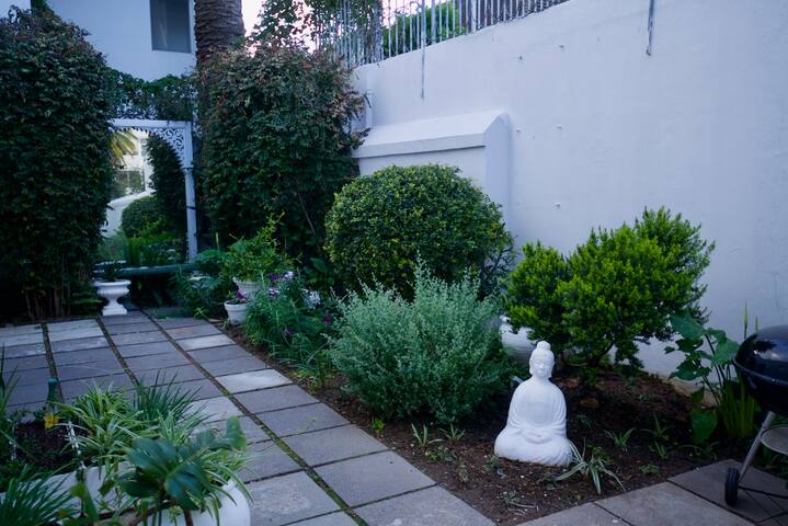 Spacious Flat Near Kloof St gallery image 2