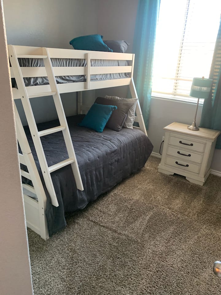 Esta habitación con literas es el lugar perfecto para compartir un dormitorio como una familia de 3 personas o para niños (debe ser mayor de 10 años).  La litera inferior es de tamaño completo y la litera superior es una cama doble.  La mesita de noche tiene enchufes eléctricos y telefónicos.  