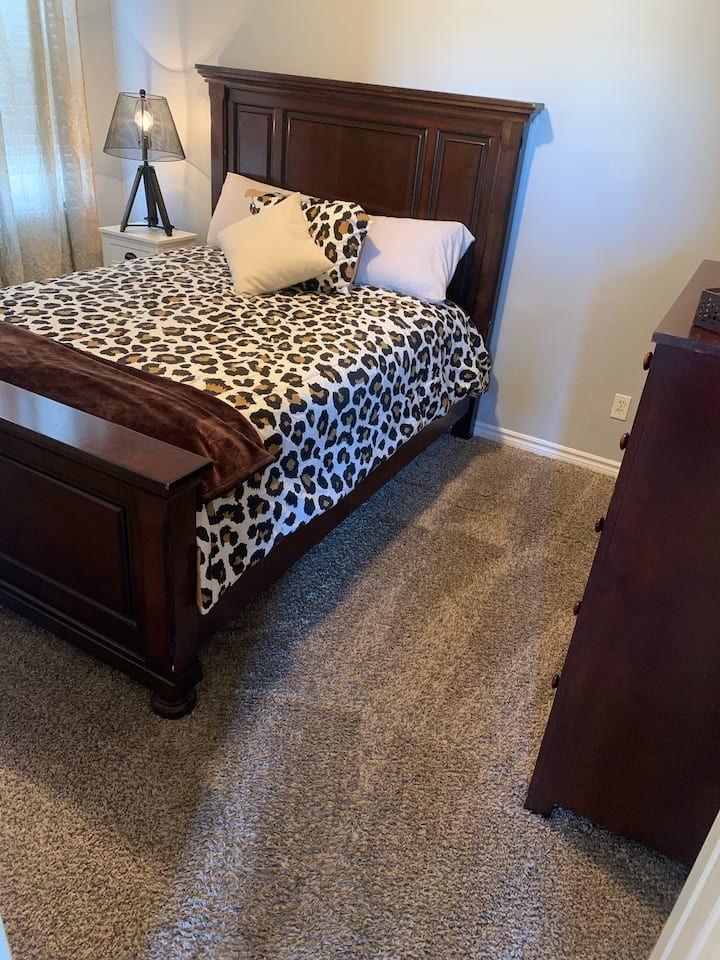 La cama tamaño queen de esta habitación es perfecta para una pareja, amigos o un solo viajero.  