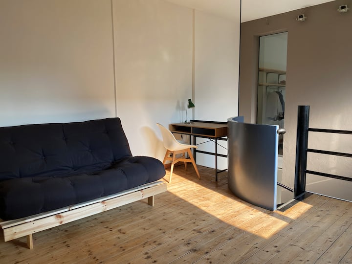 kitanda na dawati la sofa ya futoni/ futoni zetelbed en burootje