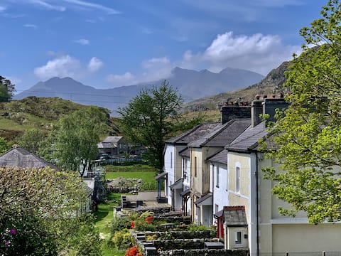 Cosy mountain cottage, sleeps 5, Snowdon/Zip World