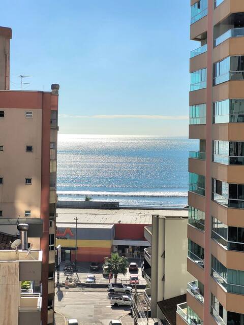 3 en-suites, 4 spaces, sea view, great location!