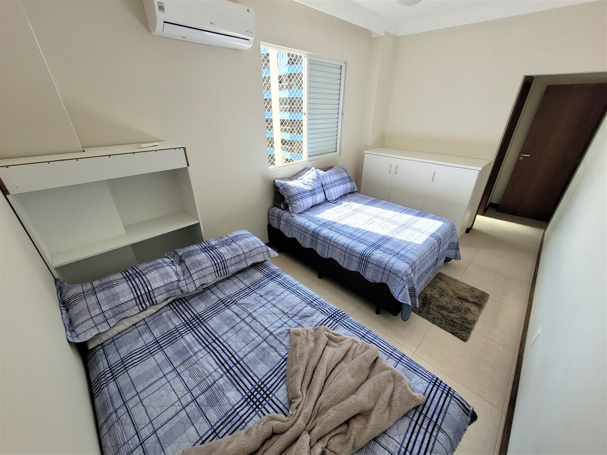 Apartmán 01: 1 manželská posteľ + 1 jednolôžko + 1 matrac navyše
Klimatizácia a posteľná bielizeň