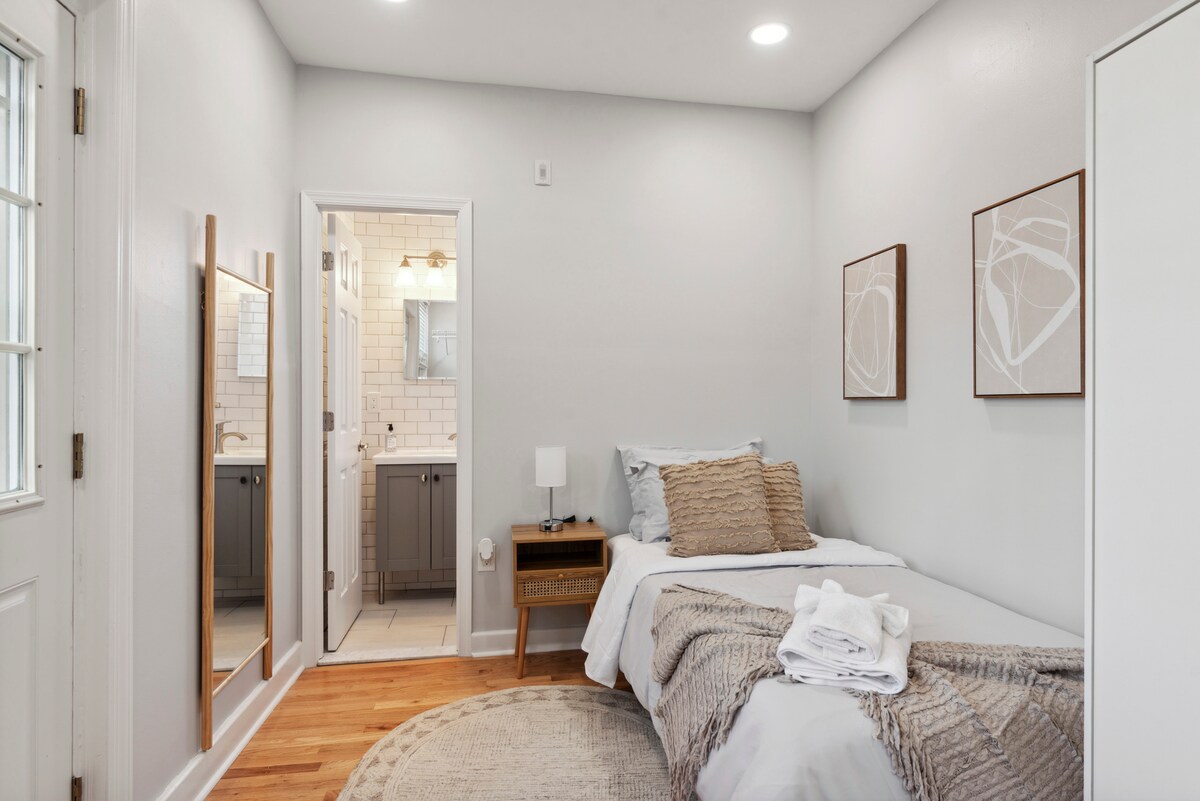 卧室6.

只有房间可使用后院（露台由大楼内的其他住宅共用）。

* *此房没有电视！ * *