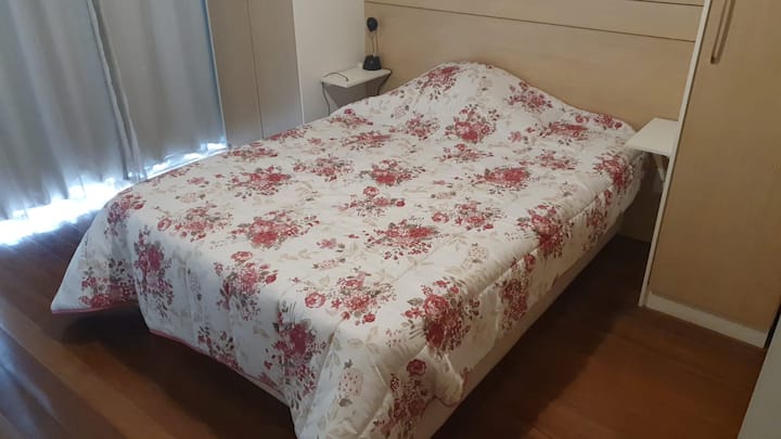 Suite na kitanda cha watu wawili na kituo cha kazi