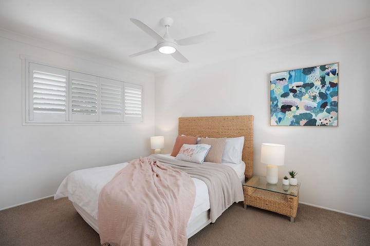 标准双人床卧室，可欣赏海景