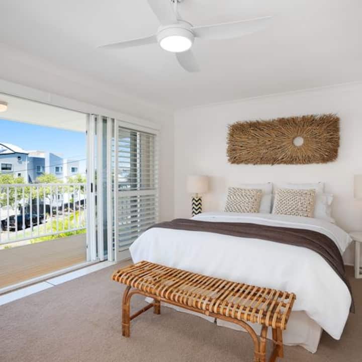 主卧配有宽敞的景观和种植园百叶窗