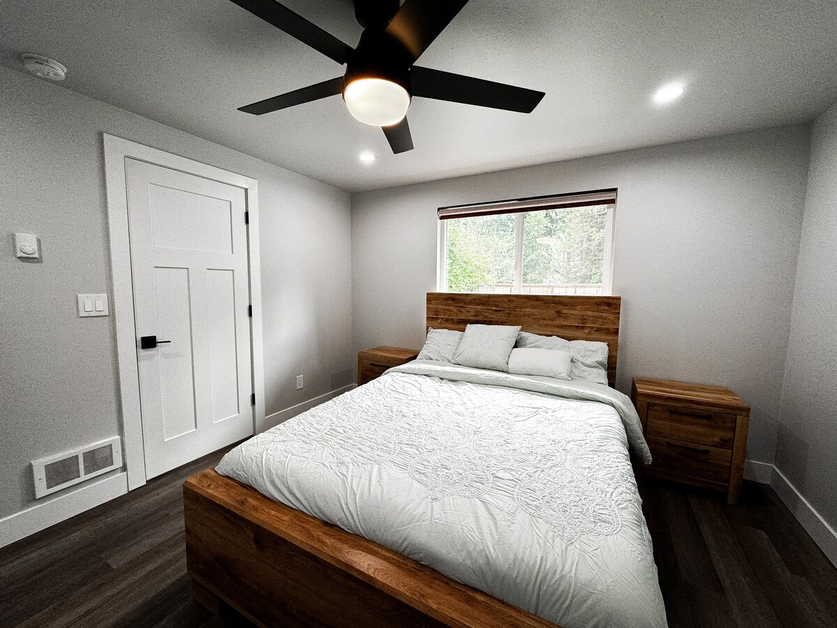 מיטת קווין סייז בחדר השינה של האורחים.