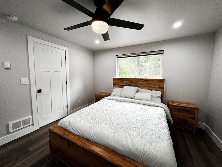 Krevat dopio "queen" në dhomën e gjumit të vizitorëve.