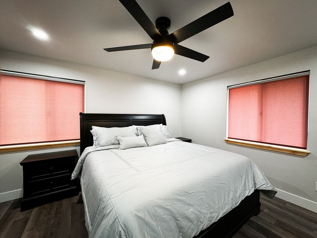 מיטת קינג סייז בסוויטה הראשית.