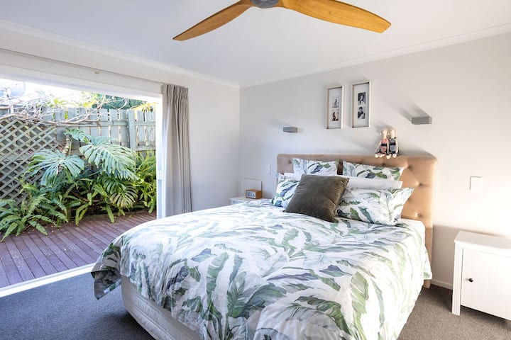 Camera da letto principale con letto super king-size e bagno privato.