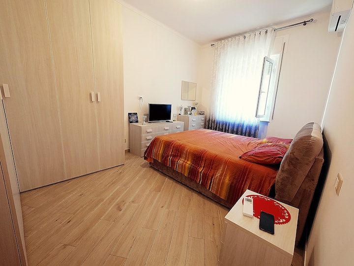 Master Bedroom
Med en ny og meget behagelig seng og madras