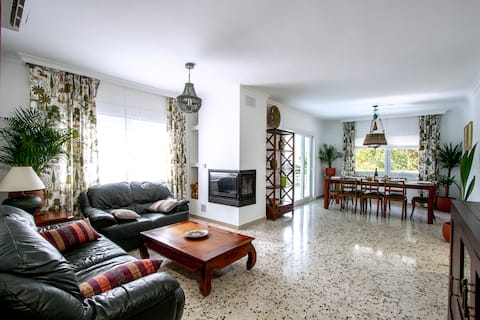 Top performing Airbnb: Villa with pool, in a quiet area next to the beach in El Vendrell