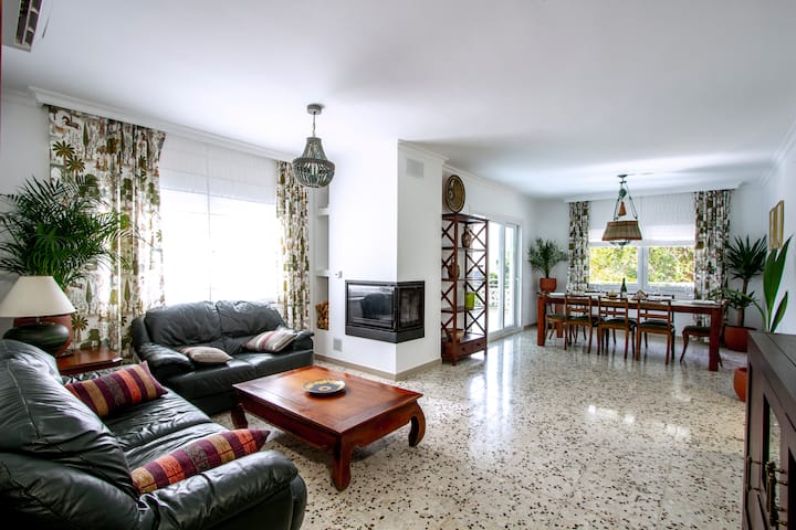 Villa With Pool, In A Quiet Area Next To The Beach - Catalonia