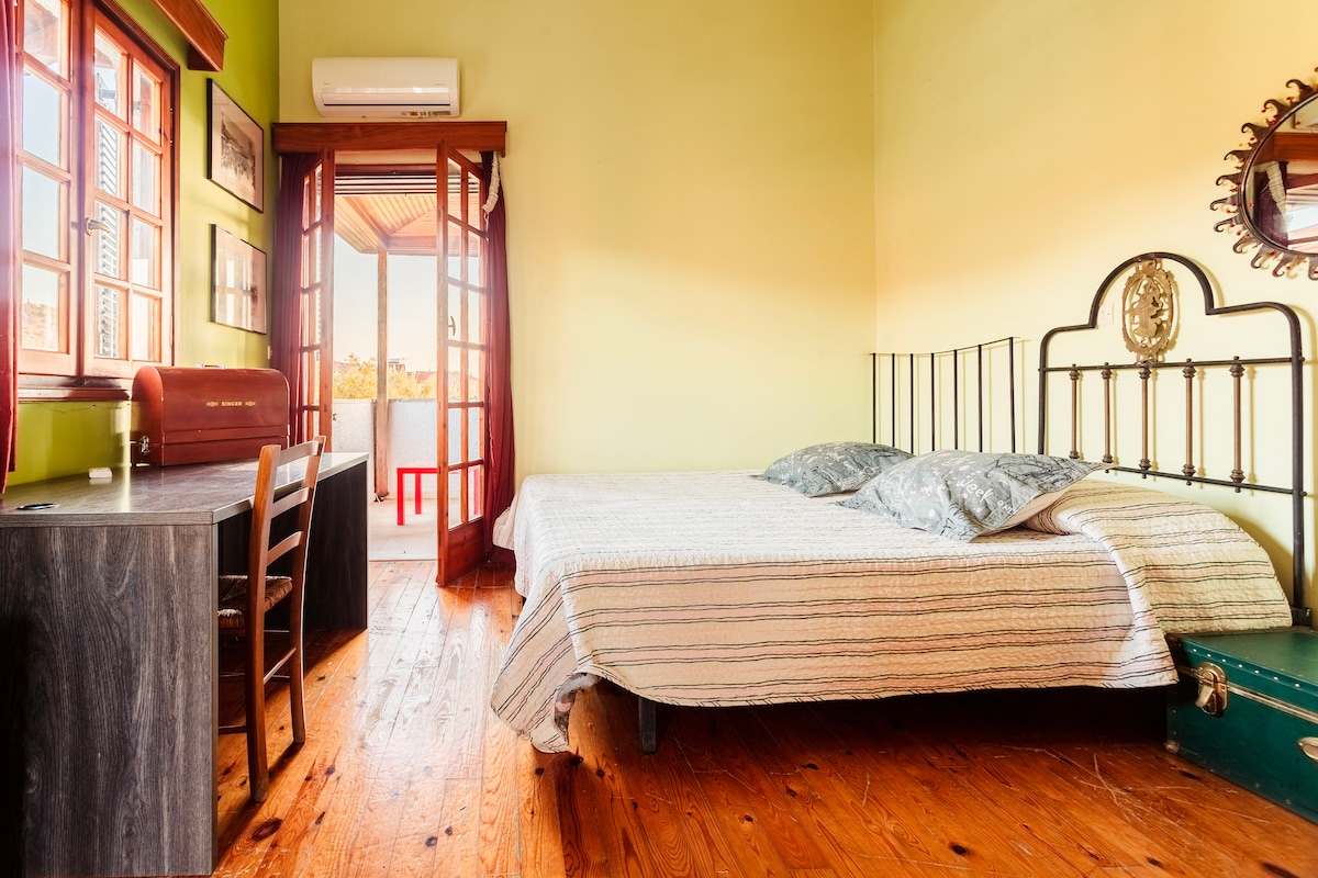 ห้องนอนหมายเลข 3 - เตียงเดี่ยวขนาดใหญ่ 2 เตียง + พื้นที่ทำงาน + เครื่องปรับอากาศ