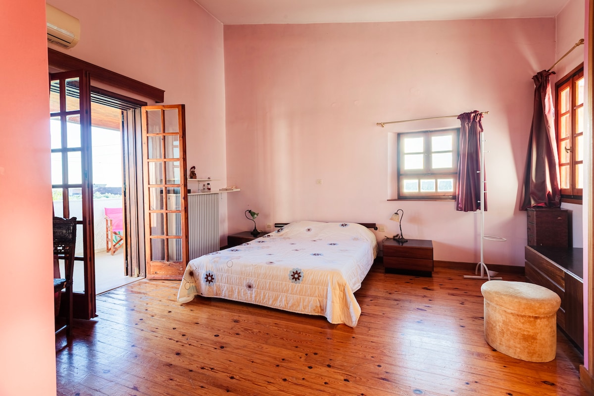 ห้องนอนหมายเลข 2 - ห้องนอนพร้อมเตียงควีนไซส์เครื่องปรับอากาศห้องน้ำส่วนตัวและระเบียงส่วนตัว