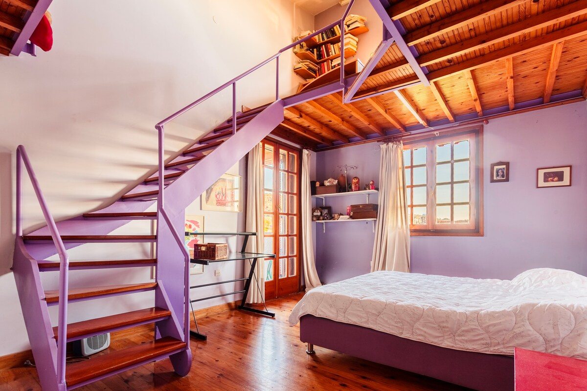 ห้องนอนหมายเลข 1 พร้อมเตียงคู่ 1 หลังห้องใต้หลังคาพร้อมเตียงเดี่ยวห้องน้ำเครื่องปรับอากาศ