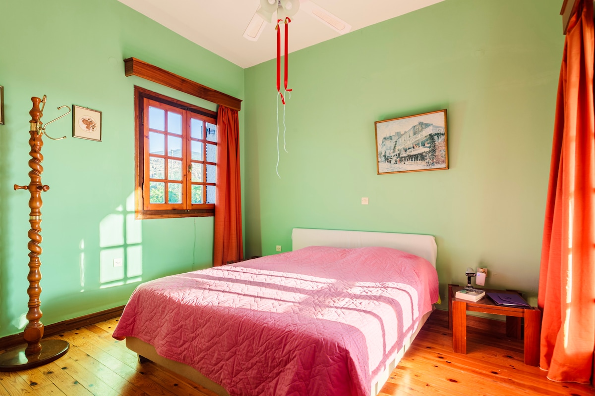 ห้องนอน 4 - เตียงคู่พร้อมพัดลมเพดาน 