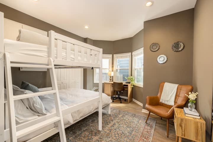 Chumba cha kulala cha ghorofa ya kwanza kilicho na Queen na kitanda pacha na dawati la kufanyia kazi