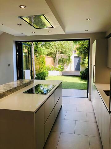 Beautiful 5 bedroom family house in Barnes gallery image 3