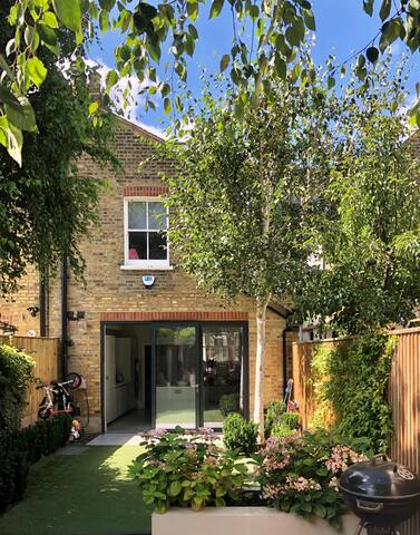 Beautiful 5 bedroom family house in Barnes gallery image 2