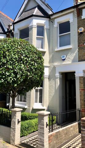 Beautiful 5 bedroom family house in Barnes gallery image 4