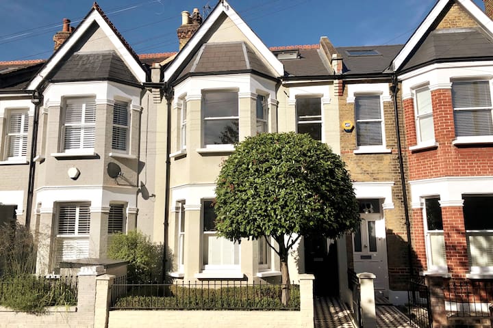 Beautiful 5 bedroom family house in Barnes