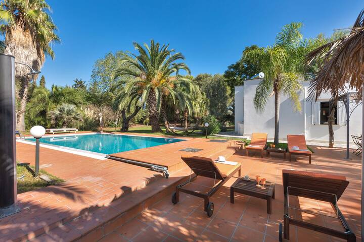 Villa Due Sorelle, con piscina tropicale e uliveto gallery image 4
