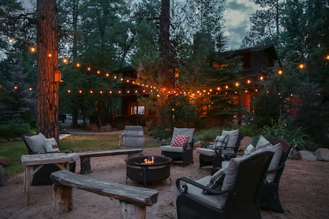 Rustic Cabin in Garden Oasis A/C Hot Tub Game room
