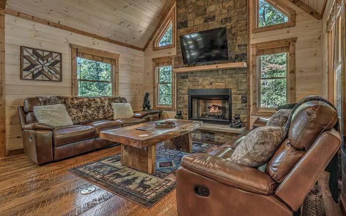 U dnevnom boravku na glavnom katu nalaze se dva kožna kauča na razvlačenje, plinski kamin i veliki pametni televizor.