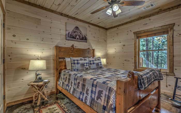 Spavaća soba na nižoj razini (s tematikom medvjeda) s bračnim krevetom i velikom kupaonicom odmah preko puta. 