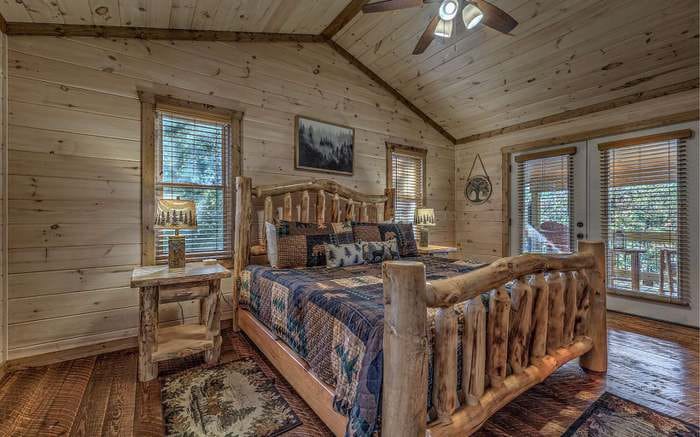 The third floor master suite features a tree theme with king size bed, en suite bathroom with a walk in shower and walk in closet. Ovaj apartman ima i privatnu terasu kojoj se može pristupiti samo iz glavnog apartmana. 