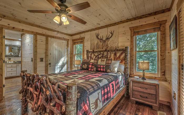 Glavni apartman na glavnoj razini. Ova spavaća soba ima bračni krevet s tematikom jelena, vlastitu kupaonicu s tuš-kabinom i pristup glavnoj terasi. 