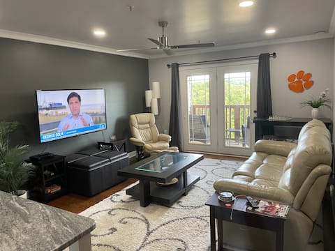 Popular Airbnb listing: 3BR Ground floor condo - 2.4 Miles to Death Valley in Seneca / Clemson