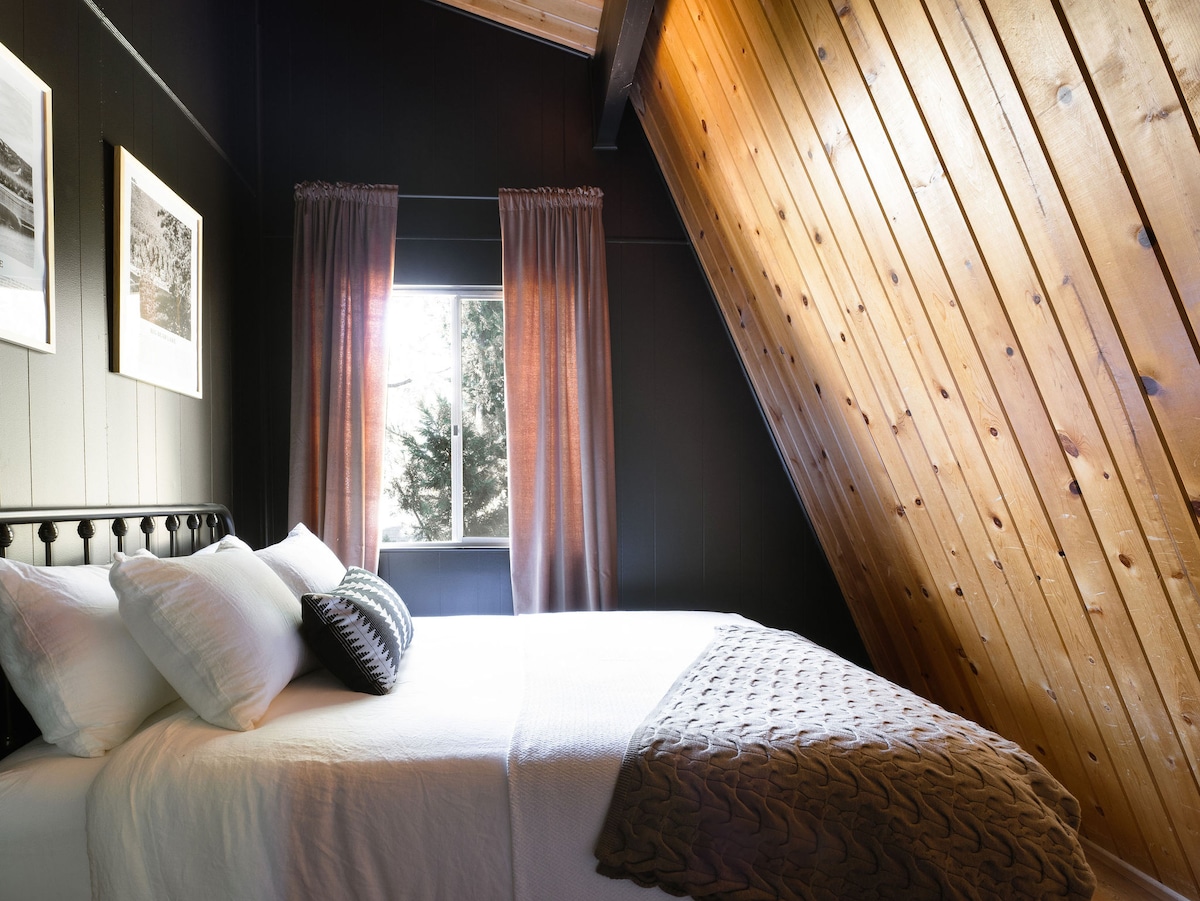 Dhomë gjumi në kate të larta (Queen)