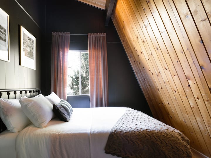 Upstairs Bedroom (Queen)