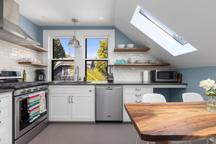 Alberta Arts Luxe 2 bed 2 bath with AC