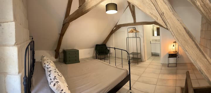ห้องนอนเตียงใหญ่ห้องที่สองอยู่ในห้องใต้หลังคา ที่พักขนาดใหญ่ขึ้นพร้อมคานศตวรรษที่ 18 ที่ยอดเยี่ยมและน่าประทับใจและห้องน้ำในตัว แสงที่อบอุ่นทำให้มันโรแมนติกมาก 