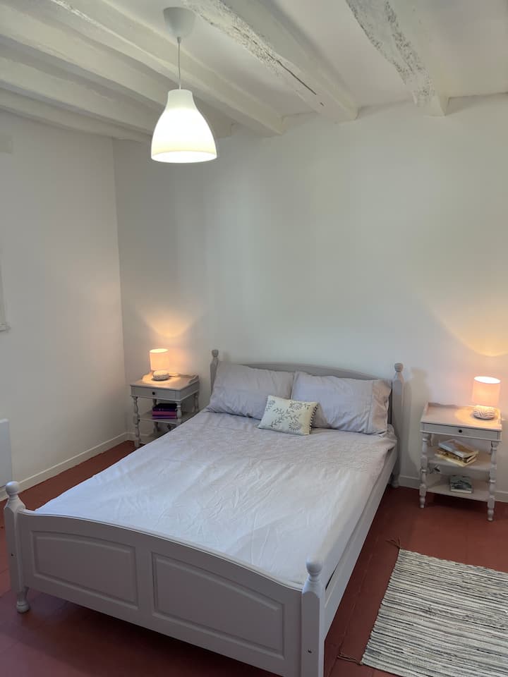 ห้องนอนเตียงใหญ่ชั้นแรก ในสไตล์ฝรั่งเศสที่เรียบง่าย