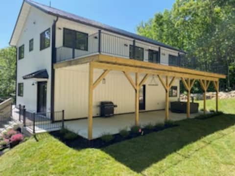 Modern Mountain Retreat, 4KING Suites, hot tub EV