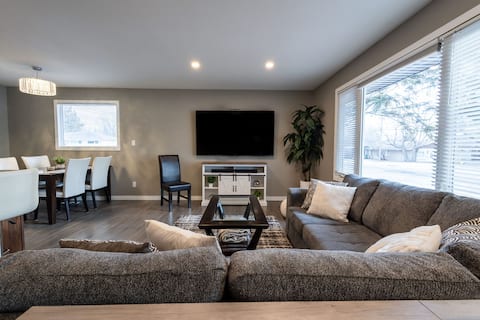 BBQ | Fire Pit | 75" 4K TV & Wii | 3 min to RCMP