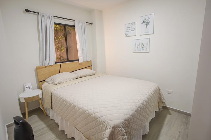 Spavaća soba u prizemlju: ova je soba opremljena klima-uređajem (ne vidi se na slici)