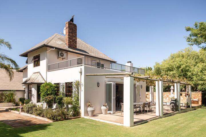 Eclectic Family Home near Wineries gallery image 2